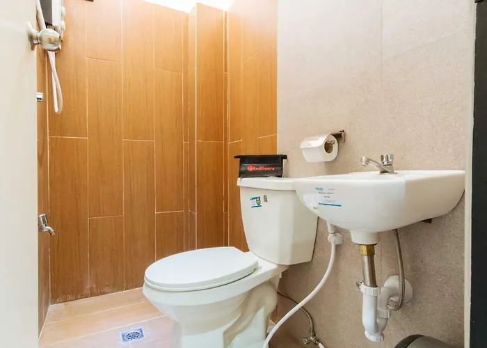 Hotel Reddoorz @ Vicente Street Espana 2*